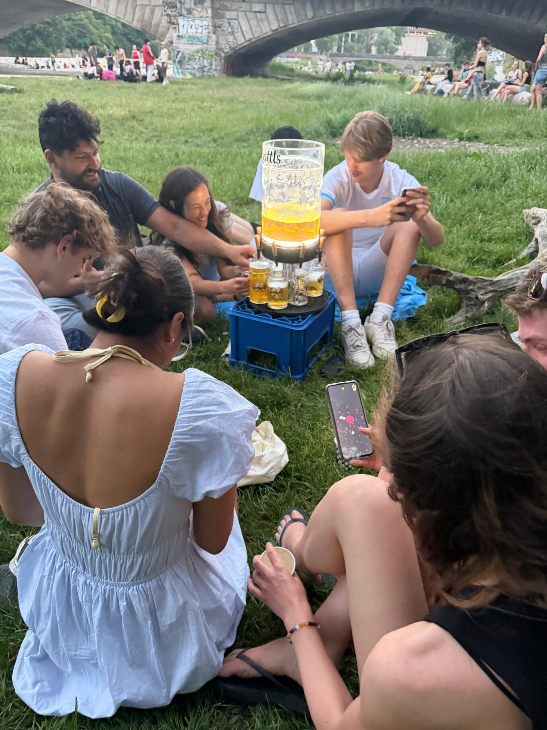 beerbattls beim Praxistest mit einer Gruppe an der Münchner Isar