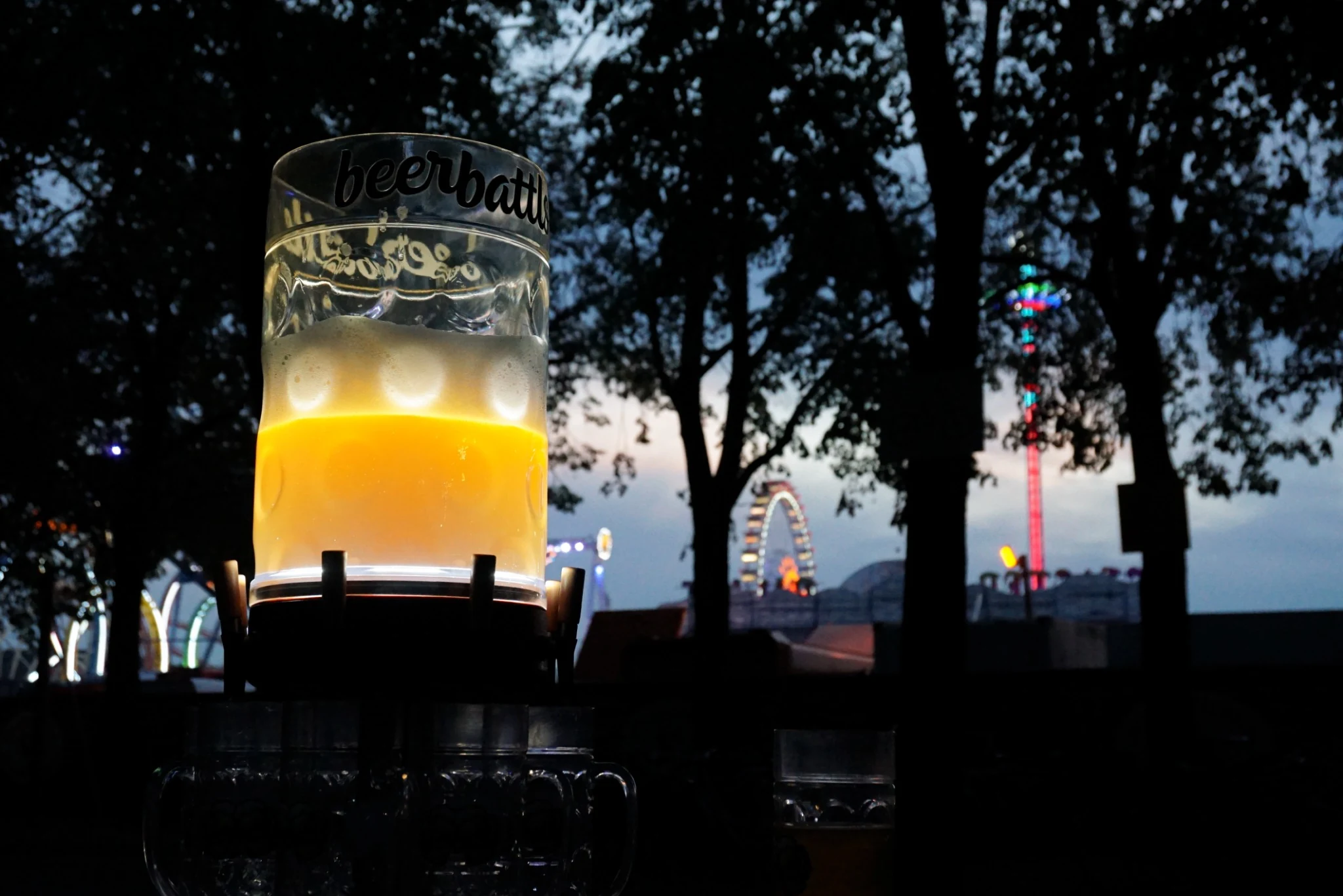beerbattls beim jüngsten Feldtest nahe dem Oktoberfest-Gelände in München bei Nacht