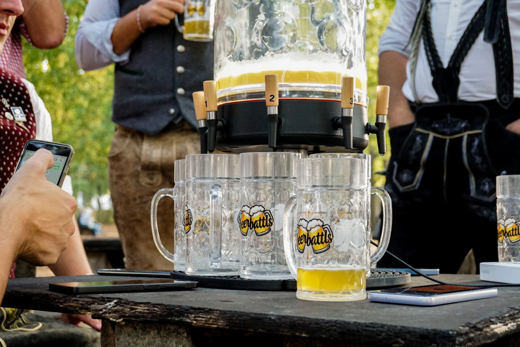 beerbattls beim Feldtest nahe dem Oktoberfest-Gelände in München mit einer echten Gruppe