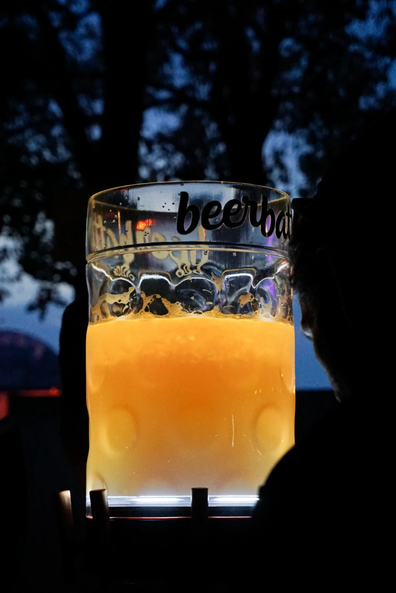 beerbattls beim abendlichen Feldtest nahe dem Oktoberfest-Gelände in München