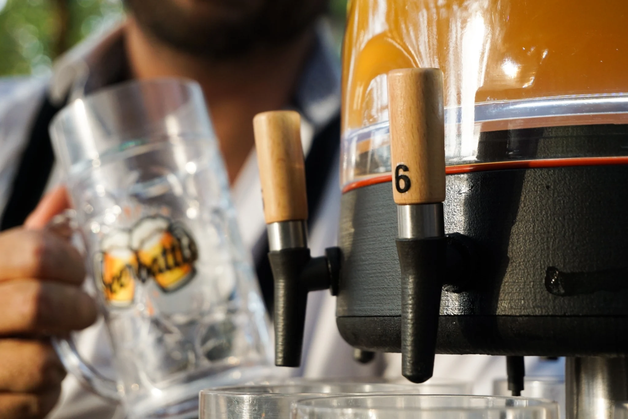 Nahaufnahme der beerbattls Hardware beim Feldtest nahe dem Oktoberfest-Gelände in München